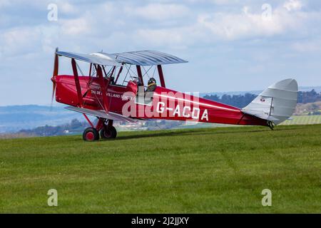 Compton Abbas, Dorset Regno Unito. 2nd aprile 2022. Tempo britannico: Velivoli leggeri , compresi alcuni vintage, prendono al cielo in una giornata soleggiata, ma fredda, a Compton Abbas Airfield nel Dorset. 1934 De Havilland DH-82A Tiger Moth. Credit: Carolyn Jenkins/Alamy Live News Foto Stock