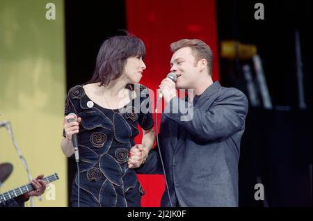 Chrissie Hynde dei Preduters in concerto con UB40 al concerto di compleanno di Nelson Mandela 70th Tribute, raffigurato con UB40 cantante Ali Campbell. Wembley Stadium, Londra, 11th giugno 1988. Foto Stock