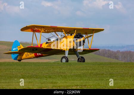 Compton Abbas, Dorset Regno Unito. 2nd aprile 2022. Tempo britannico: Velivoli leggeri , compresi alcuni vintage, prendono al cielo in una giornata soleggiata, ma fredda, a Compton Abbas Airfield nel Dorset. Biplanare di Stearman. Credit: Carolyn Jenkins/Alamy Live News Foto Stock