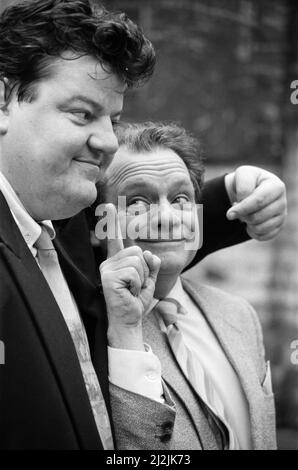 Attori Robbie Coltrane (a sinistra) e David Jason. Entrambi sono nominati per il premio BAFTA TV per il miglior attore, che David Jason ha vinto. Febbraio 1988. Foto Stock