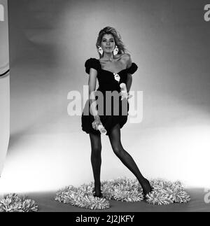 Mandy Smith modella gli abiti delle feste. 9th dicembre 1987. Foto Stock