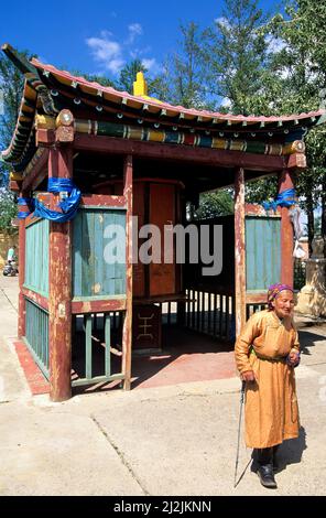 Mongolia. Ulaanbaatar. Ritratto di una vecchia donna al monastero di Gandantegchinlen (Gandan), un monastero in stile tibetano nella capitale mongolo di Ulala Foto Stock