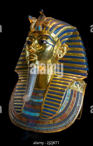 Tutankhamon la maschera dalla tomba di Tutankhamon presso il Museo Egizio del Cairo, Egitto Foto Stock