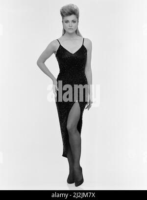 Emma Samms, attrice britannica, studio pix indossando Nolan Miller disegnato abito nero, My Style Feature, marzo 1988. Foto Stock