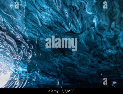 Grotta di ghiaccio, Breidamerkurjokull, un ghiacciaio di Vatnajokull, Islanda orientale. Foto Stock