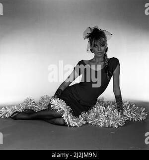 Mandy Smith modella gli abiti delle feste. 9th dicembre 1987. Foto Stock