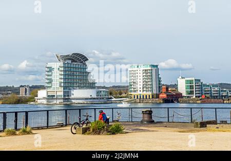 Cardiff Bay con hotel moderno e moderni blocchi di appartamenti in un giorno di aprile soleggiato Foto Stock