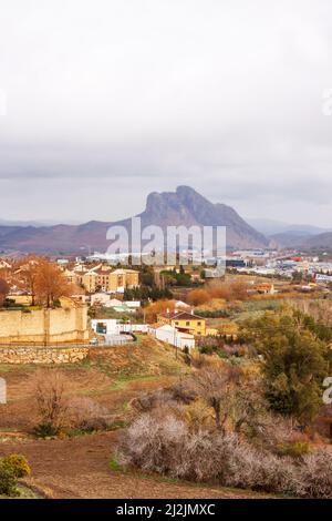 Una bella foto aerea del punto di riferimento dell'Alcazaba ad Antequera, Malaga, Spagna con cielo blu soleggiato Foto Stock