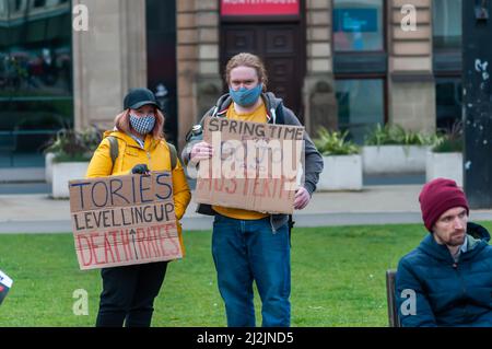 Glasgow, Scozia, Regno Unito. 2nd aprile 2022. Gli attivisti si riuniscono a George Square per protestare contro il crescente costo della vita. Credit: SKULLY/Alamy Live News Foto Stock
