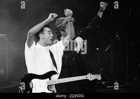 George Michael e Andrew Ridgeley si esibiscono al concerto di beneficenza Stand by Me: AIDS Day alla Wembley Arena di Londra. 1st aprile 1987. Foto Stock