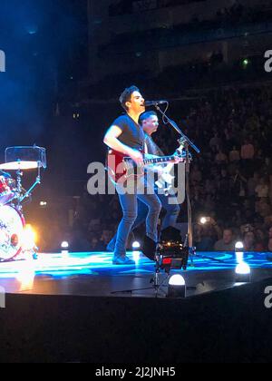 The O2, Peninsula Square, Londra. 02nd aprile 2022. La band rock gallese The Stereophonics tornò alla Capital per suonare un concerto di prima categoria alla O2 Arena di Londra. Lo spettacolo esaurito è stato apprezzato da ventimila persone mentre i rock gallesi hanno suonato un grande mix di canzoni dal loro nuovo album numero uno, Oochya, e dal loro catalogo posteriore di undici album. Credit: james jagger/Alamy Live News Foto Stock