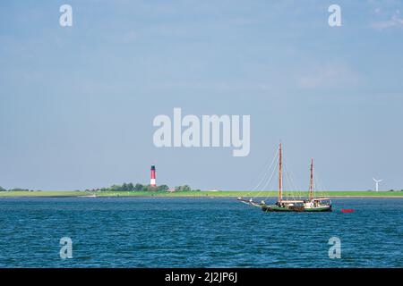 Nave a vela sul Mare del Nord vicino all'isola di Pellworm, Germania. Foto Stock