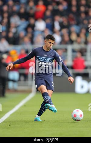 BURNLEY, REGNO UNITO. APR 2nd Joao Cancelo di Manchester City in palla durante la partita della Premier League tra Burnley e Manchester City a Turf Moor, Burnley sabato 2nd aprile 2022. (Credit: Pat Scaasi | MI News) Credit: MI News & Sport /Alamy Live News Foto Stock