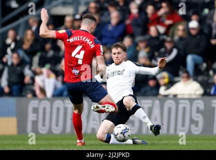 Il Max Bird della contea di Derby fouls ben Whiteman di Preston North End e viene quindi inviato durante la partita del campionato Sky Bet al Pride Park di Derby. Data foto: Sabato 2 aprile 2022. Foto Stock