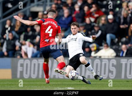 Il Max Bird della contea di Derby fouls ben Whiteman di Preston North End e viene quindi inviato durante la partita del campionato Sky Bet al Pride Park di Derby. Data foto: Sabato 2 aprile 2022. Foto Stock