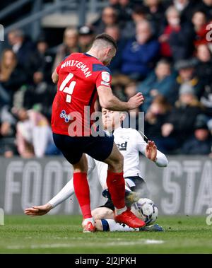 Il Max Bird della contea di Derby fouls ben Whiteman di Preston North End e viene quindi inviato durante la partita del campionato Sky Bet al Pride Park di Derby. Data foto: Sabato 2 aprile 2022. Foto Stock