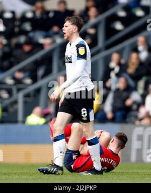 Il Max Bird della contea di Derby fouls ben Whiteman di Preston North End e viene quindi inviato durante la partita del campionato Sky Bet al Pride Park di Derby. Data foto: Sabato 2 aprile 2022. Foto Stock