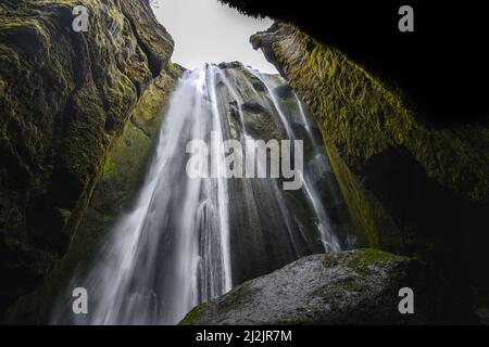 All'interno della cascata di Gljufrabui, islanda Foto Stock