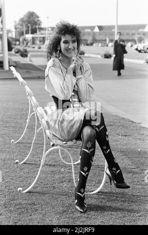 Celine Dion, cantante canadese di 20 anni, in rappresentanza della Svizzera, eseguirà la sua canzone, ne partez pas sans moi (Don't Leave Without Me), in occasione del Concorso annuale 33rd Eurovisione Song 1988, che si terrà a Dublino, Irlanda, nella foto di venerdì 29th aprile 1988. Celine Dion ha vinto il concorso cantando la sua canzone in lingua francese. Foto Stock