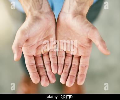 Può aiutarmi per favore. Primo piano di un uomo irriconoscibile in piedi con le mani unite. Foto Stock