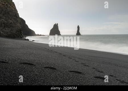 Pile a Reynisfjara spiaggia, Vik, islanda Foto Stock