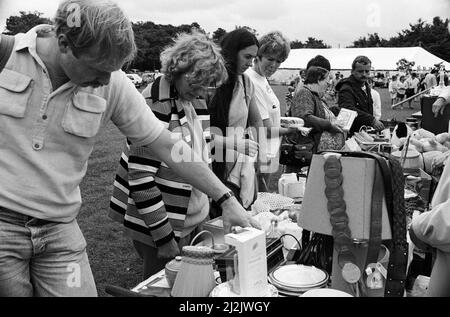 Era una giornata piena di rumore, azione, musica e divertimento. I tradizionali intrattenimenti estivi di Kirklees sono giunti a una conclusione colorata con il Gala Day a Greenhead Park, che ha attirato migliaia di persone nonostante il tempo umido e coperto. 13th agosto 1988. Foto Stock