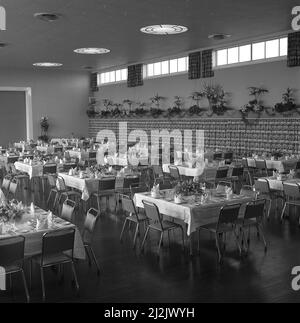 1950s, storico, tabelle disposte per una funzione sociale in una sala da pranzo in una fabbrica di acciaio, Port Talbot, Galles, Regno Unito. Foto Stock