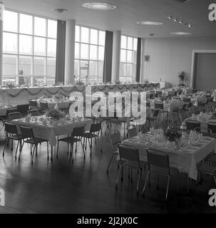 1950s, storico, tabelle disposte per una funzione sociale in una sala da pranzo in una fabbrica di acciaio, Port Talbot, Galles, Regno Unito. Foto Stock