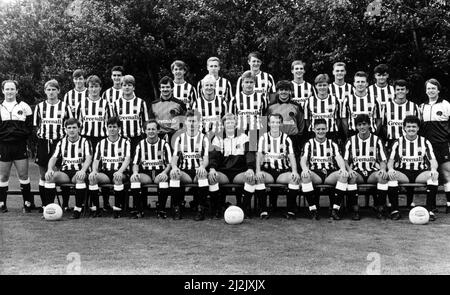 La squadra del Newcastle United si è mostrata oggi a Benwell. Back row (da sinistra a destra) Tony Nesbit, Kevin Caizley, Chris Hutchinson, Brian Tinnion, Paul Watson, Phil Coxall, Michael Robinson, Ian Bogie. Riga centrale: Derek Wright (fisioterapista) John Anderson, Andy Thomas, Glyn Hidges, Martin Thomas, John Cornwell, Kevin Scott, Gary Kelly, Neil McDonald, Peter Jackson, Darren Jackson, Colin Suggett (pullman). Prima fila, Albert Craig, Kenny Wharton, David McCreery, Glenn Roeder, Willie McFaul (direttore) Paul Goddard, Paul Gascoigne, Paul Stehenson, John Bailey. 11th agosto 1987. Foto Stock