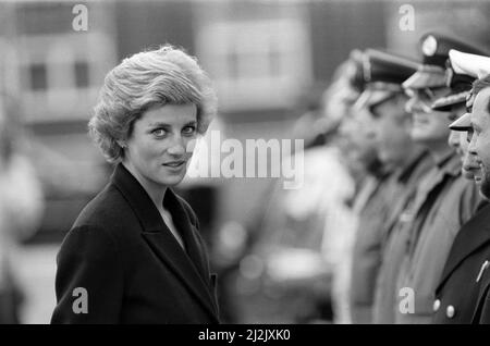 Diana, Principessa del Galles incontra i membri della squadra di soccorso dopo il disastro del carro petrolifero Piper Alpha, che ha ucciso 167 persone. 8th luglio 1988. Foto Stock