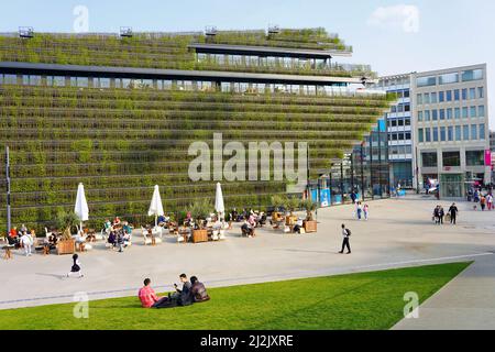 L'innovativo Kö-Bogen II nel centro di Düsseldorf di Ingenhoven Architects, con un edificio climatizzato coperto da siepi di carpino. Foto Stock