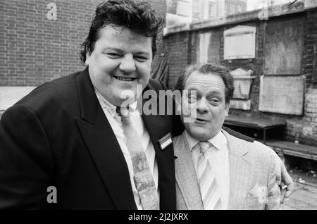 Attori Robbie Coltrane (a sinistra) e David Jason. Entrambi sono nominati per il premio BAFTA TV per il miglior attore, che David Jason ha vinto. Febbraio 1988. Foto Stock