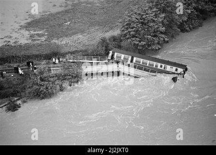 Il Glanrhyd Bridge, presso il fiume Towey, vicino a Llandeilo, Carmarthenshire, Galles, che crollò e fu spazzato via il 19 ottobre 1987 a causa di inondazioni. La manifestazione si è svolta all'inizio di lunedì 19 ottobre 1987. Il treno passeggeri 05:27 da Swansea a Shrewsbury sul cuore di Wales Line, costituito da una DMU di classe 108 a due auto cadde nel fiume Towy vicino Llandeilo a circa 7 del mattino. L'incidente è stato causato dal ponte Glanrhyd parzialmente lavato via dal fiume gonfio. Il treno si stava muovendo a soli 10 miglia all'ora, che era il limite di velocità normale per questo ponte. Muoiono quattro persone Foto Stock