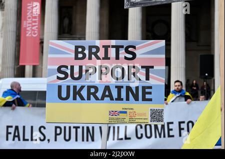 Londra, Regno Unito. Stand con l'Ucraina dimostrazione e rally a Trafalgar Square. L'invasione della Russia entra ora nel suo 38th giorno e non mostra alcun segno di disimpegno nonostante i negoziati di pace in corso. Credit: michael melia/Alamy Live News Foto Stock