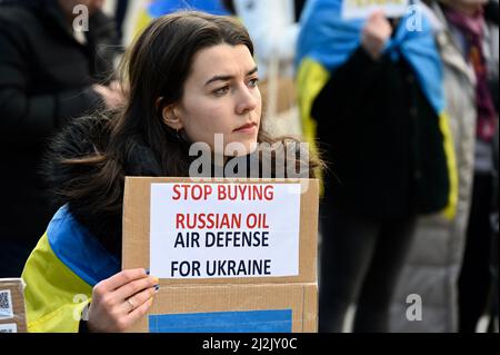 Londra, Regno Unito. Stand con l'Ucraina dimostrazione e rally a Trafalgar Square. L'invasione della Russia entra ora nel suo 38th giorno e non mostra alcun segno di disimpegno nonostante i negoziati di pace in corso. Credit: michael melia/Alamy Live News Foto Stock