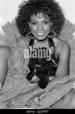 Sessione fotografica con Sheryl Lee Ralph al suo appartamento e shopping in vari negozi sulla Sunset Strip.1980 credito: Ron Wolfson / MediaPunch Foto Stock