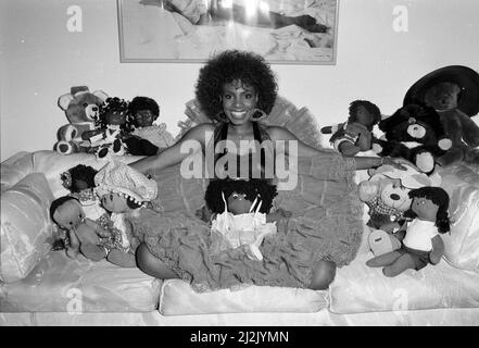 Sessione fotografica con Sheryl Lee Ralph al suo appartamento e shopping in vari negozi sulla Sunset Strip.1980 credito: Ron Wolfson / MediaPunch Foto Stock