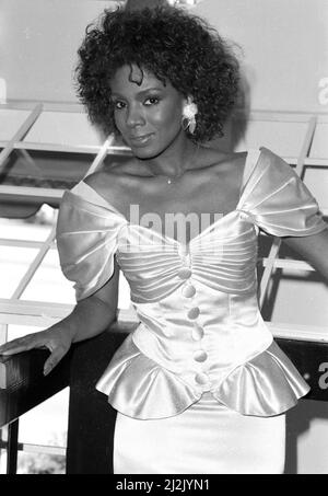 Sessione fotografica con Sheryl Lee Ralph al suo appartamento e shopping in vari negozi sulla Sunset Strip.1980 credito: Ron Wolfson / MediaPunch Foto Stock