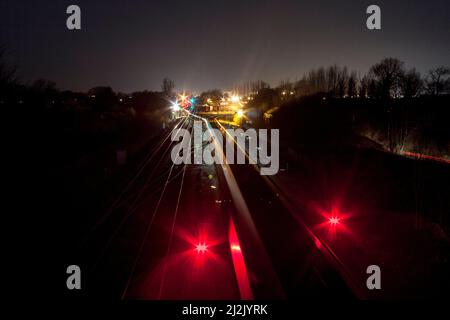 Milford Junction, su una ferrovia a 4 binari, Yorkshire, Regno Unito, con un treno di passaggio e segnali di terra shunting Foto Stock