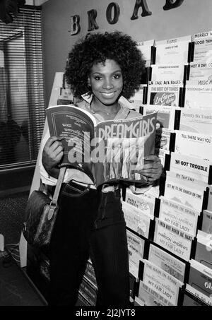 Sessione fotografica con Sheryl Lee Ralph al suo appartamento e shopping in vari negozi sulla Sunset Strip.1980 credito: Ron Wolfson / MediaPunch Foto Stock