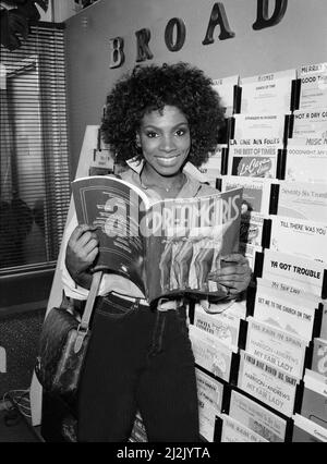 Sessione fotografica con Sheryl Lee Ralph al suo appartamento e shopping in vari negozi sulla Sunset Strip.1980 credito: Ron Wolfson / MediaPunch Foto Stock