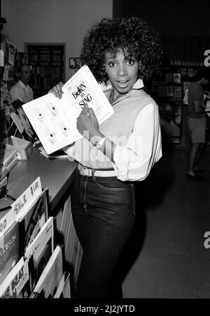 Sessione fotografica con Sheryl Lee Ralph al suo appartamento e shopping in vari negozi sulla Sunset Strip.1980 credito: Ron Wolfson / MediaPunch Foto Stock