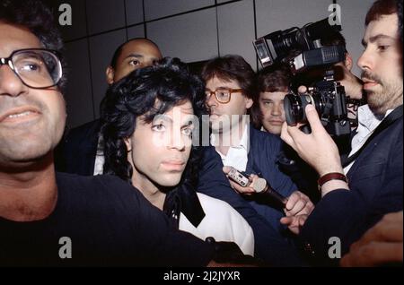 La pop star americana Prince arriva all'aeroporto di Heathrow a Londra prima dei suoi concerti alla Wembley Arena durante il suo tour Lovesexy.24th luglio 1988. Foto Stock