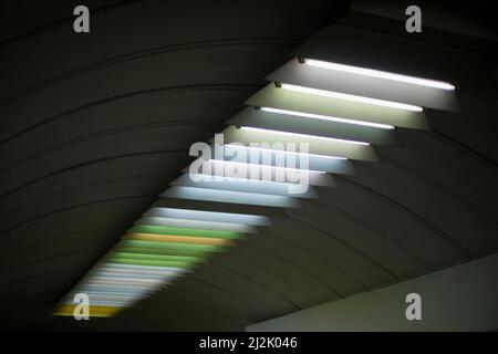 Luce sul soffitto. Lampade fluorescenti. Dettagli interni. Foto Stock