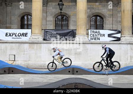Vienna, Austria. 2nd Apr 2022. Agus Bike Festival 2022 presso la piazza del municipio di Vienna. La foto mostra le sessioni di Pumptrack, giovani piloti BMX Foto Stock