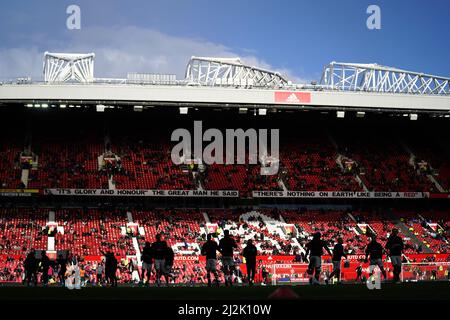 I giocatori del Manchester United si riscaldano prima della partita della Premier League a Old Trafford, Manchester. Data foto: Sabato 2 aprile 2022. Foto Stock