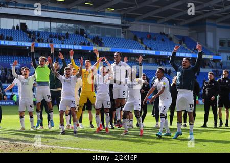 Cardiff, Regno Unito. 02nd Apr 2022. I giocatori della città di Swansea festeggiano dopo la vittoria delle loro squadre. EFL Skybet Championship Match, Cardiff City contro Swansea City al Cardiff City Stadium di Cardiff, Galles sabato 2nd aprile 2022. Questa immagine può essere utilizzata solo a scopo editoriale. Solo per uso editoriale, licenza richiesta per uso commerciale. Nessun uso in scommesse, giochi o un singolo club/campionato/player pubblicazioni. pic di Andrew Orchard/Andrew Orchard sport fotografia/Alamy Live news credito: Andrew Orchard sport fotografia/Alamy Live News Foto Stock