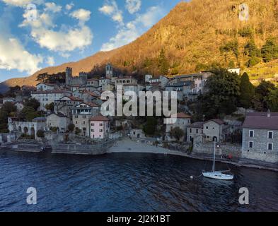 Vista costiera di Dervio lungo il lago di Como, Lecco, Lombardia, Italia Foto Stock