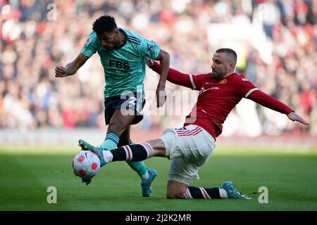 Luke Shaw del Manchester United (a destra) sfida James Justin di Leicester City durante la partita della Premier League a Old Trafford, Manchester. Data foto: Sabato 2 aprile 2022. Foto Stock