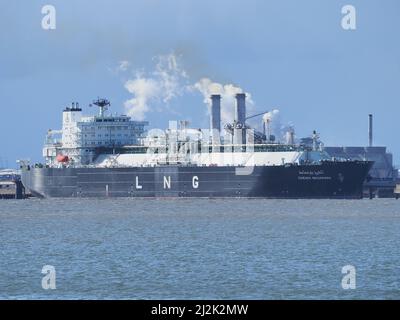 Queenborough, Kent, Regno Unito. 2nd Apr 2022. Aumento dei prezzi dell'energia nel Regno Unito. LNG (gas naturale liquefatto) nave cisterna 'CHEIKH BOUAMAMA' (da Skikda, Algeria) che fornisce gas allo stabilimento di LNG Grain della National Grid, illustrato da Queenborough, Kent. Credit: James Bell/Alamy Live News Foto Stock